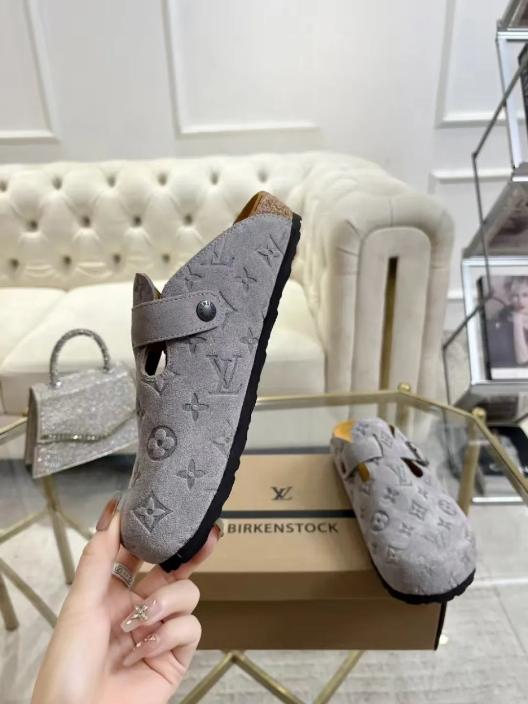 Women's p560 Men's p580 ✨ LV couple's toe-cap slippers | Full of high-end feel, you can walk with wind! ✨ This pair of LV classic toe-cap slippers is simply a "walking grass-planting machine"! Original three-dimensional embossed cowhide + cowhide fabric, the texture is high-end at first glance, and you will become a rich daughter/son in seconds ~💅 🌟 Why must you join TA? ✔️ Original embossed cowhide - clear texture but not cheap, classic presbyopia yyds ✔️ Belt buckle + metal logo - ecstatic control of details, exquisite to the heel! ✔️ Sheepskin lining + cushioned footbed - it feels like stepping on clouds ☁️, and you won’t feel tired when you go shopping~ ✔️ Non-slip rubber sole - walking is as stable as a mountain, and you are not afraid of slipping on rainy days!  👫 The best outfit for couples: Whether it’s shorts, T-shirts👕 or long skirts and suits👗, pairing these shoes with each other will immediately create a lazy and high-end atmosphere! Everyday outings/vacations, no matter what you shoot, it will look like a blockbuster📸🔥 The texture and foot feel that only the higher version can have, it is not a hit or a hit! Heartbeat is not as good as action. True love is true when both pairs are in pairs~💖 #LVcoupleslippers #高色综合 #好看不狠的 Feet #couples’ must-have